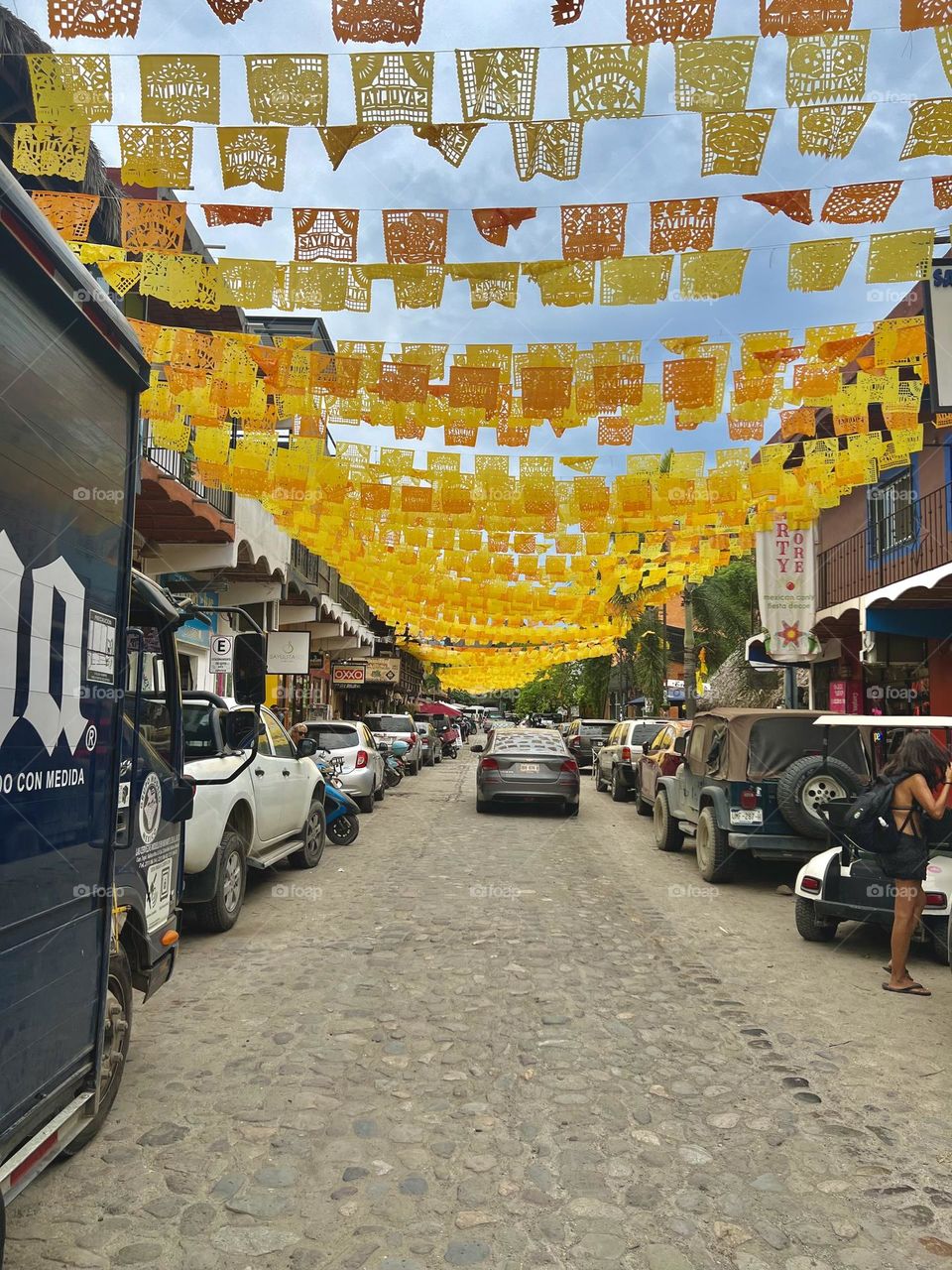 Calle decorada de papel picado por el día de muertos 