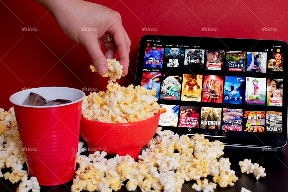 What’s best snack for a movie night? POPCORN! what a perfect combination to enjoy your favorite netflix shows! Let’s all have a great night!