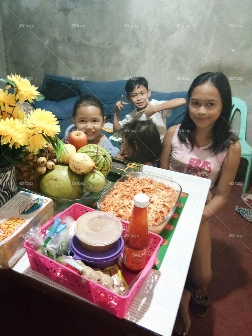 kids bonding with food to share
