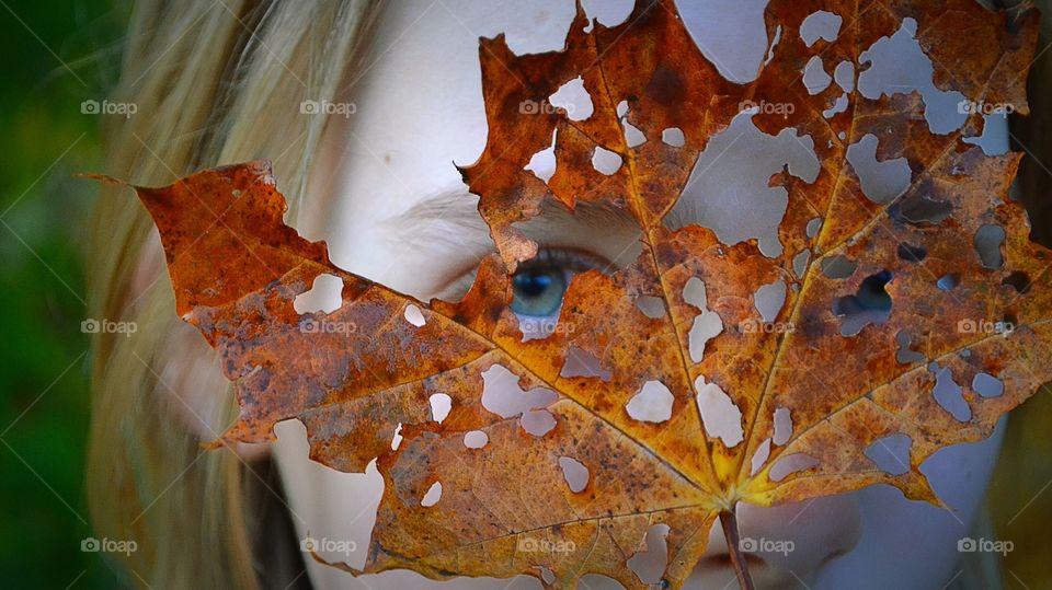 Girl with an autumn lef