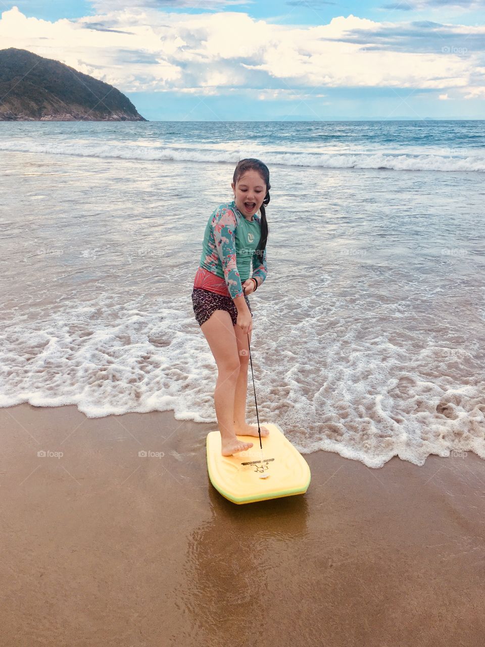 Minha filha Marina surfando no Guarujá!
🏄🏻‍♀️ 
#surf
#praia
#mar