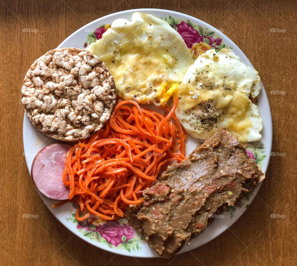 Breakfast circle plate, eggs, crisp, carrot, sausage