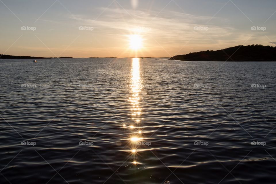 Reflection of the sun in the ocean at sunset 