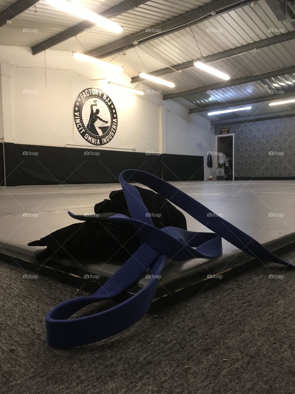 Blue belt laid on the mats before training 