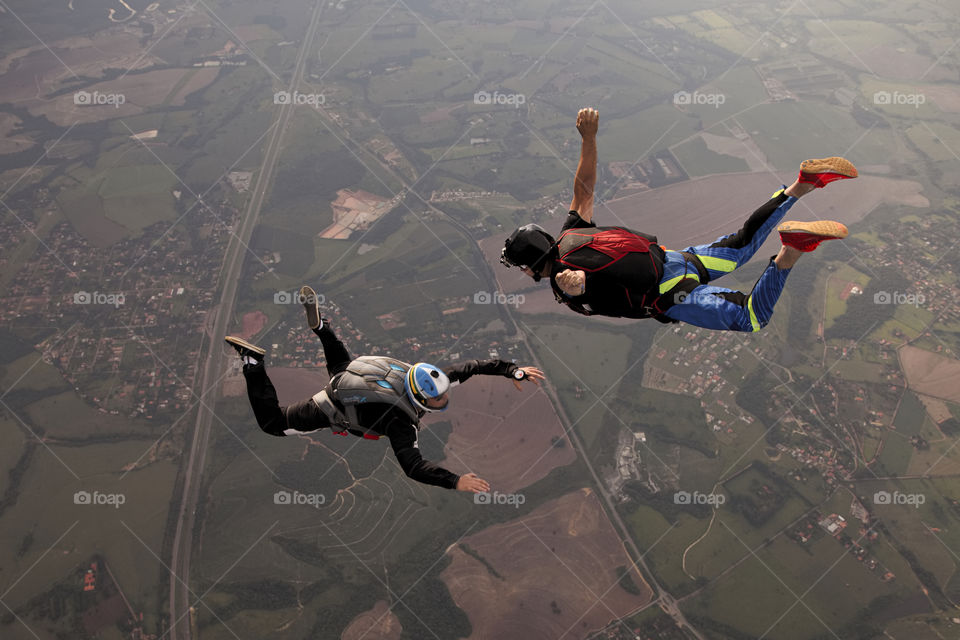 2 guys skydiving