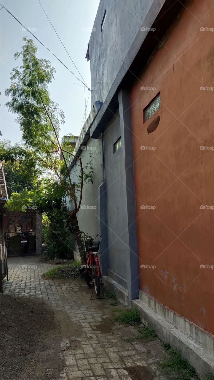 sepeda samping dinding rumah