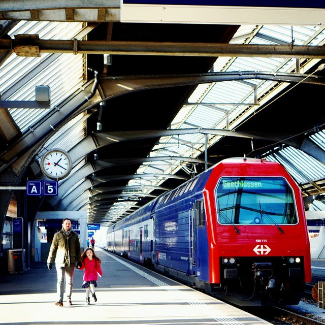#family #köln #haveagoodday #2018 #sony6500 #europe #germany #backpacker #dad #daughter #winter #eurostar #train #railway #station #手拖手放學去 #father
