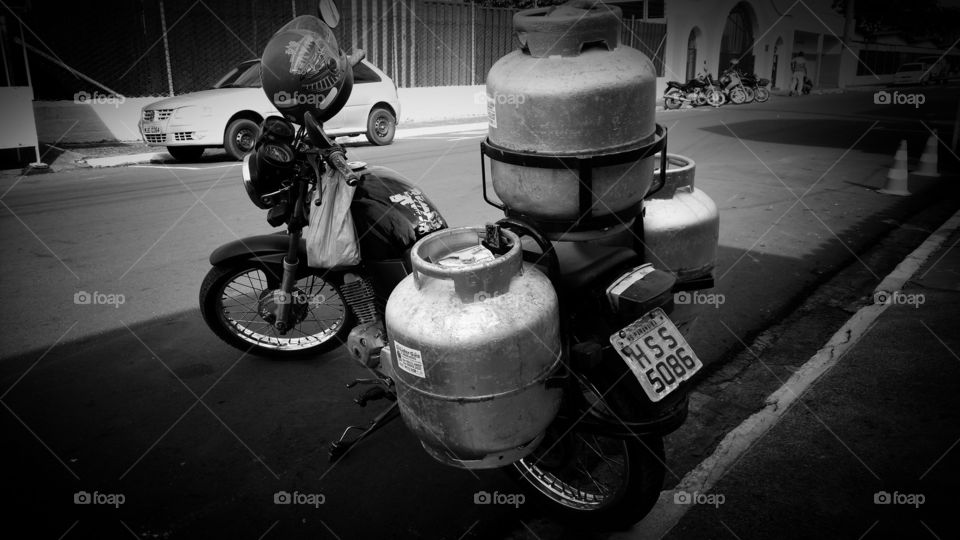 Moto com botijões de gás.