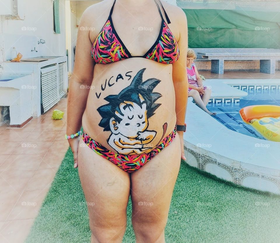 mujer embarazada con barriga pintada