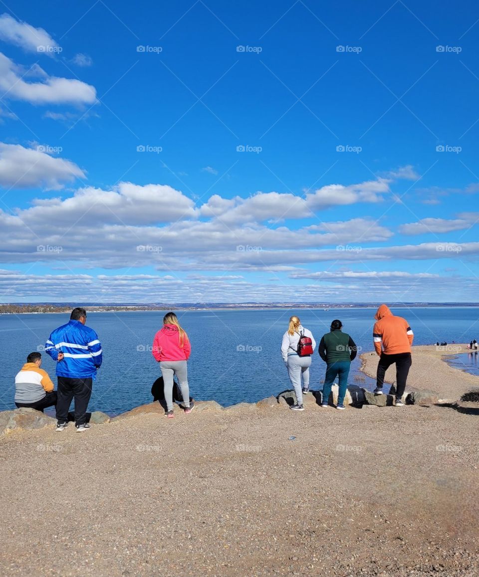 gente a la orilla del embalse