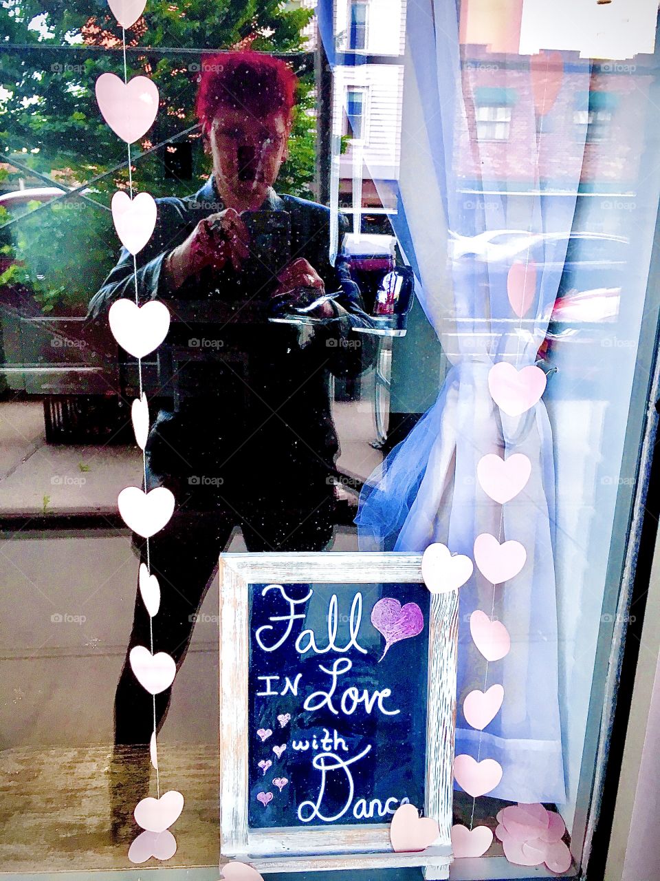 On a late afternoon stroll thru LIC, Queens I found some interesting sites like this dance school window: „Fall in Love with Dance“. Being a dancer myself it got my attention. I am reflected in the glass taking the pic. 2019. Hypnotic Productions