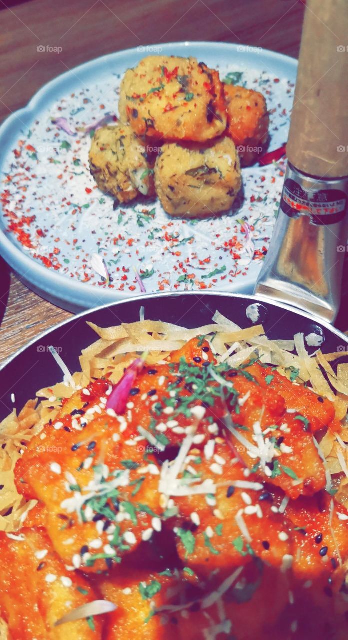 Application of cromb salad and chicken pieces on the Italian way