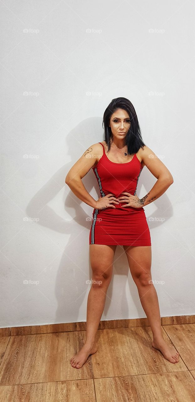 Uma linda mulher de vermelho