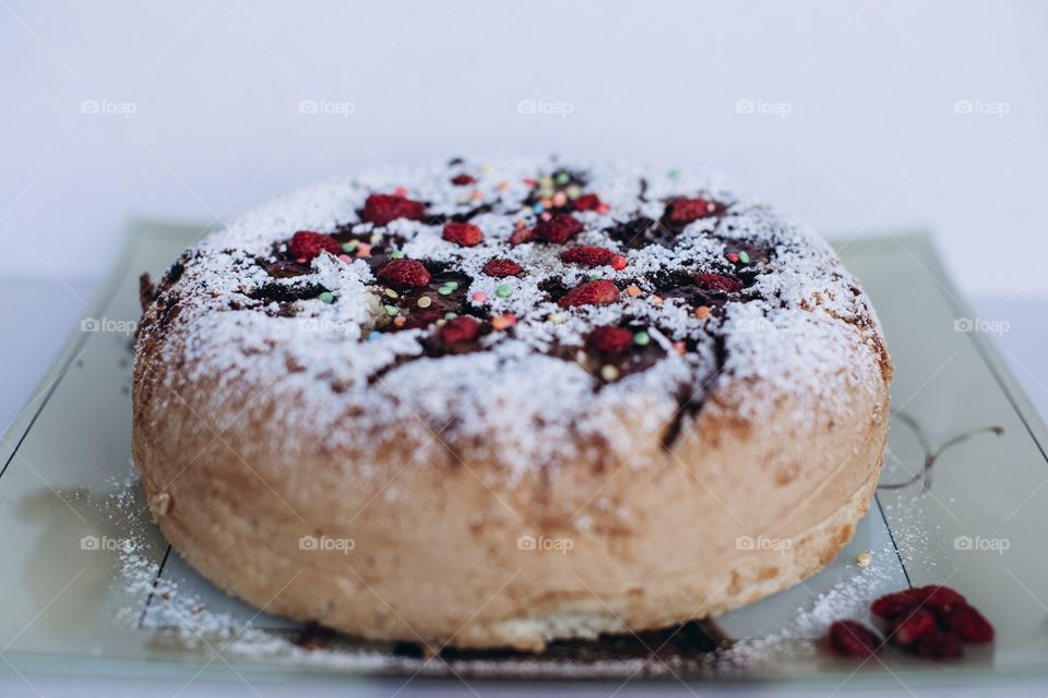 pie on a plate, cake with berries