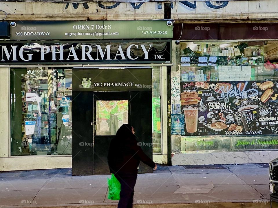 This is the pharmacy on „Broadway“ off „Myrtle Ave“ in „Bushwick“, Brooklyn that I visit once a month to pick up our prescriptions. We have a longstanding good relationship with the people here and we value it. 2024. Hypnotic Productions