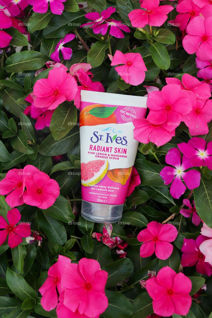 St.ives- radiant skin,  pink lemon and mandarine orange scrub