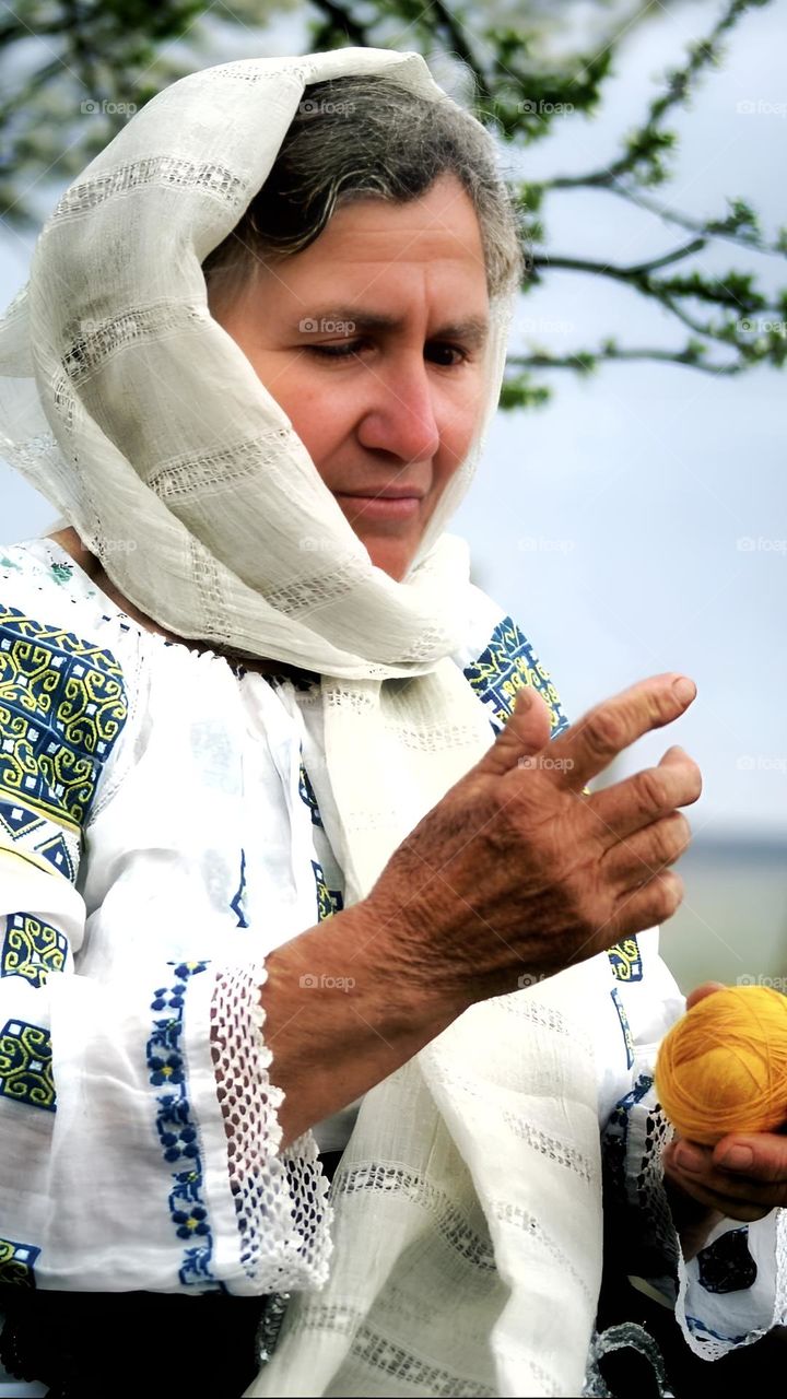 Româncă în port popular. Portul popular este o artă și o parte din istoria țării, fiind specific unei comunități restrânse din fiecare zonă.