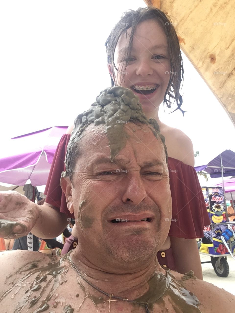 The sincere emotion of being dirty with clay on his head, just to see his daughter's smile ... / A emoção sincera de ser sujo de barro na cabeça, só para ver o sorriso da filha...