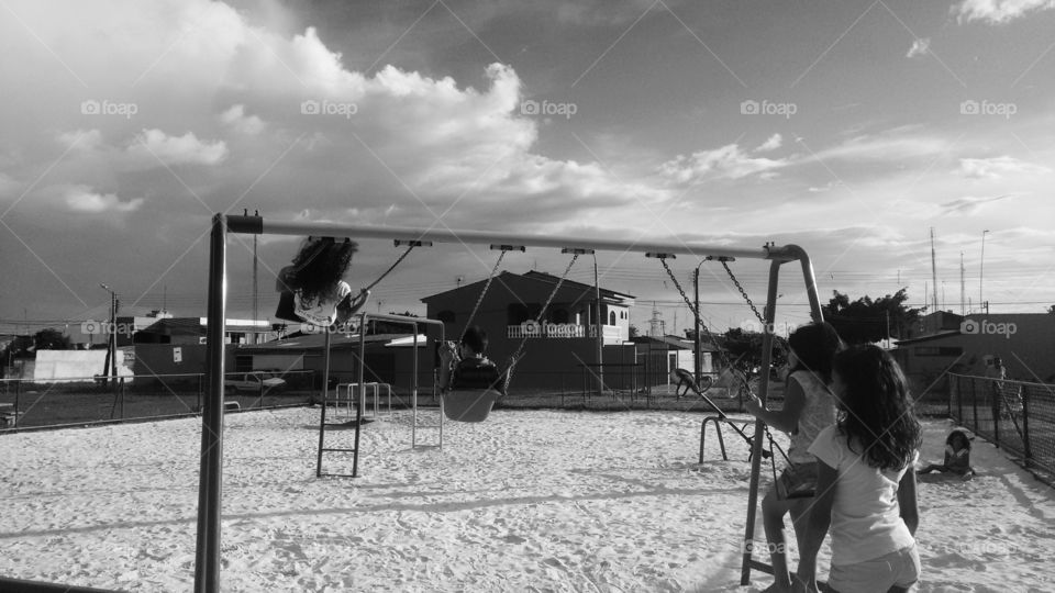 crianças no balanço