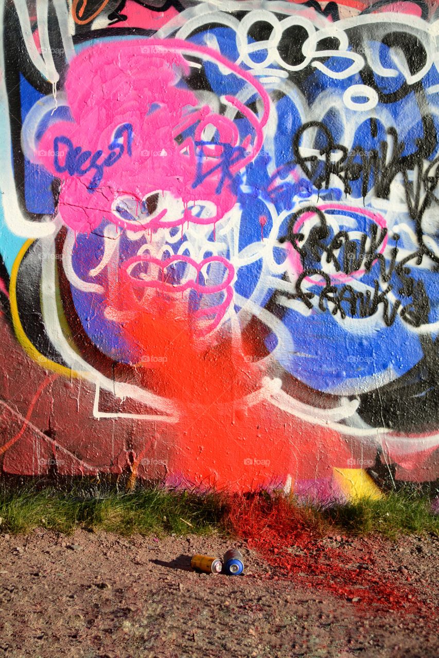 Graffiti wall and graffiti cans