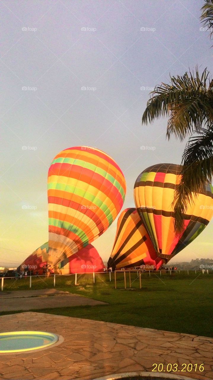 balões coloridos em dia amanhecendo com sol dourado sem vento cheio de paz e beleza