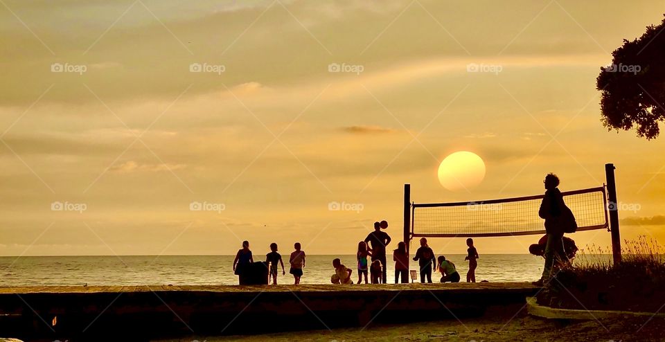 Foap Mission Light Natural vs Artificial vol. 2: Families on the beach at sunset!