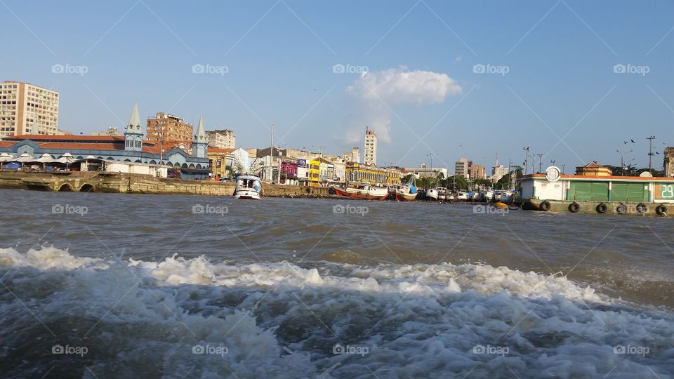 cidade de Belém do Pará visto aparti da baía do Guajará rio da região Amazônica enfrente à cidade.