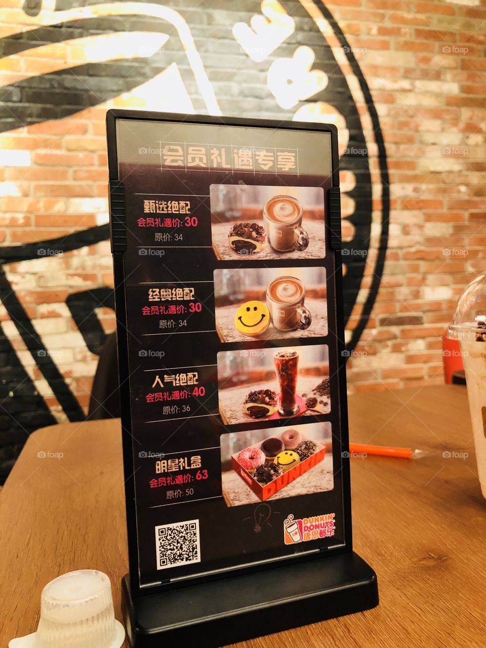 The advertising menus of Donuts 