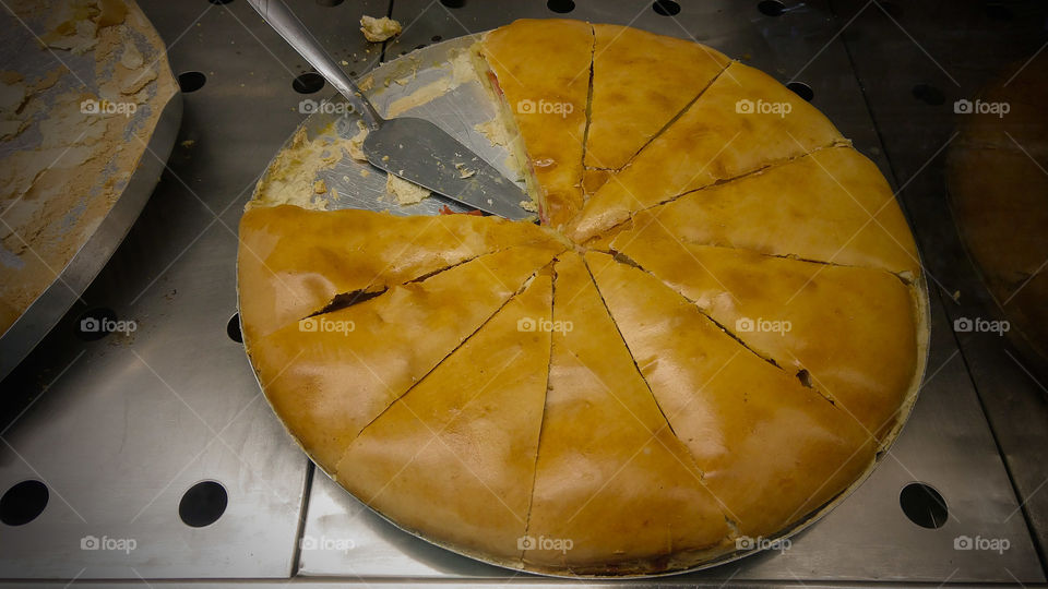 Forma quente com salgados assados.