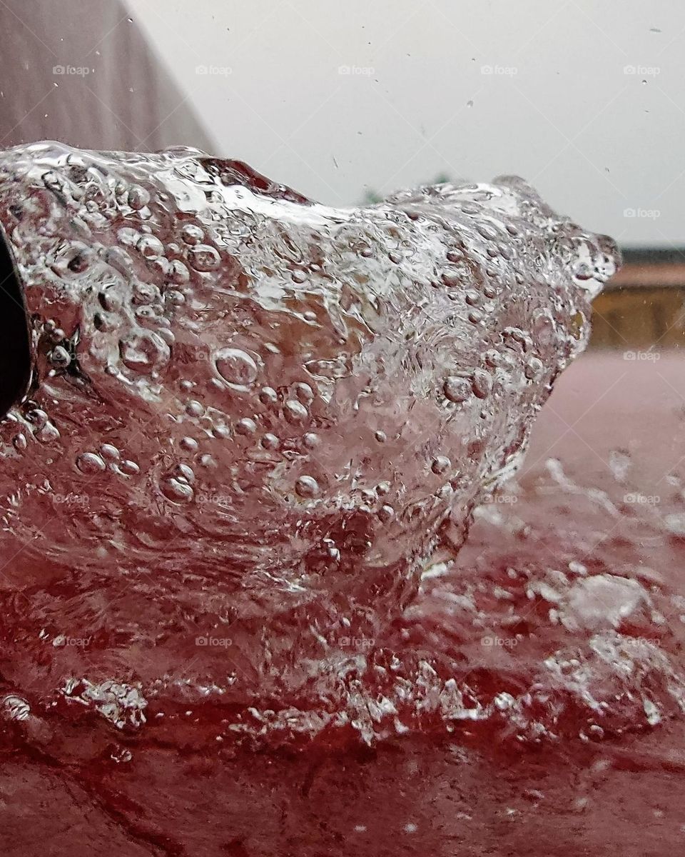 Agua de lluvia congelada por la cámara