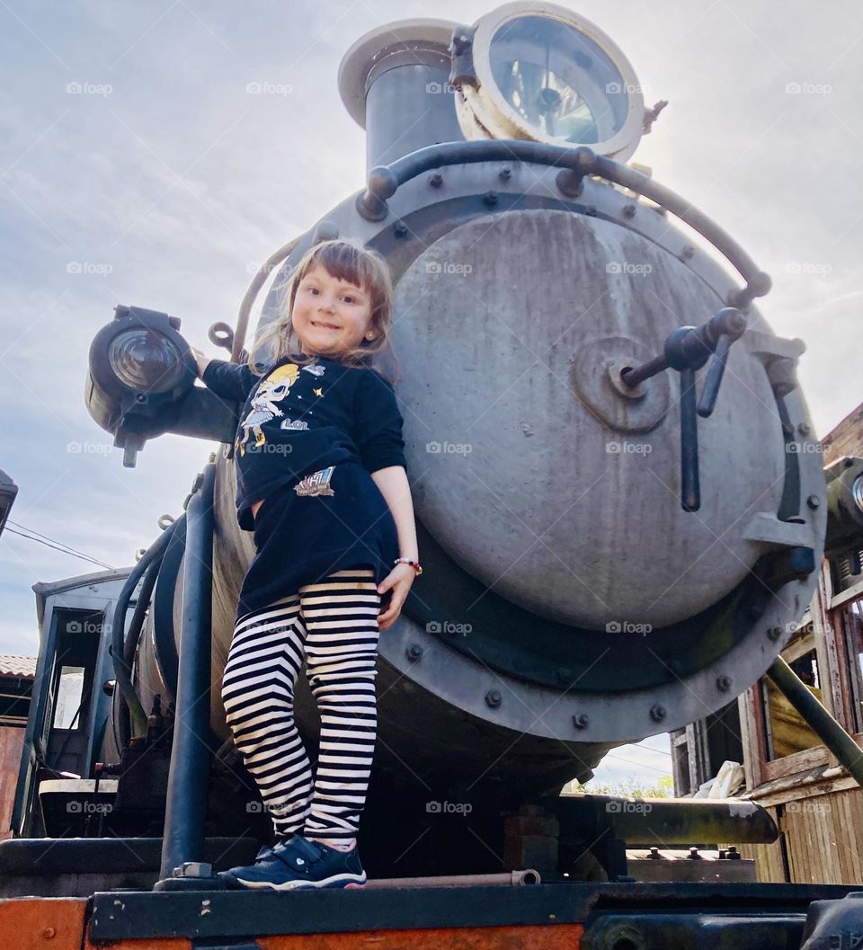 🇺🇸 My daughter and the old locomotive. This train is at Atibaia station, here in the interior of SP (Brazil). / 🇧🇷 Minha filha e a locomotiva antiga. Esse trem está na estação Atibaia, aqui no interior de SP (Brasil).