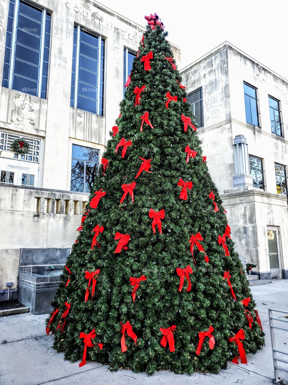 Christmas tree in front of a small town court house