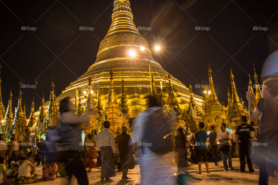 Gold3n pagoda at night