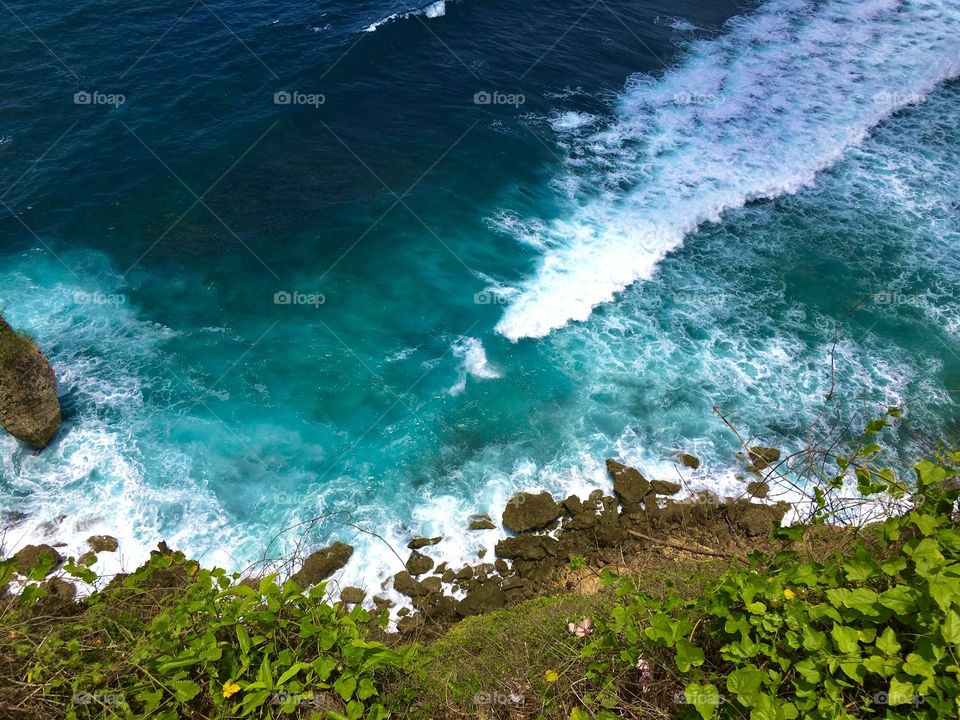 Ocean meets the rocks 