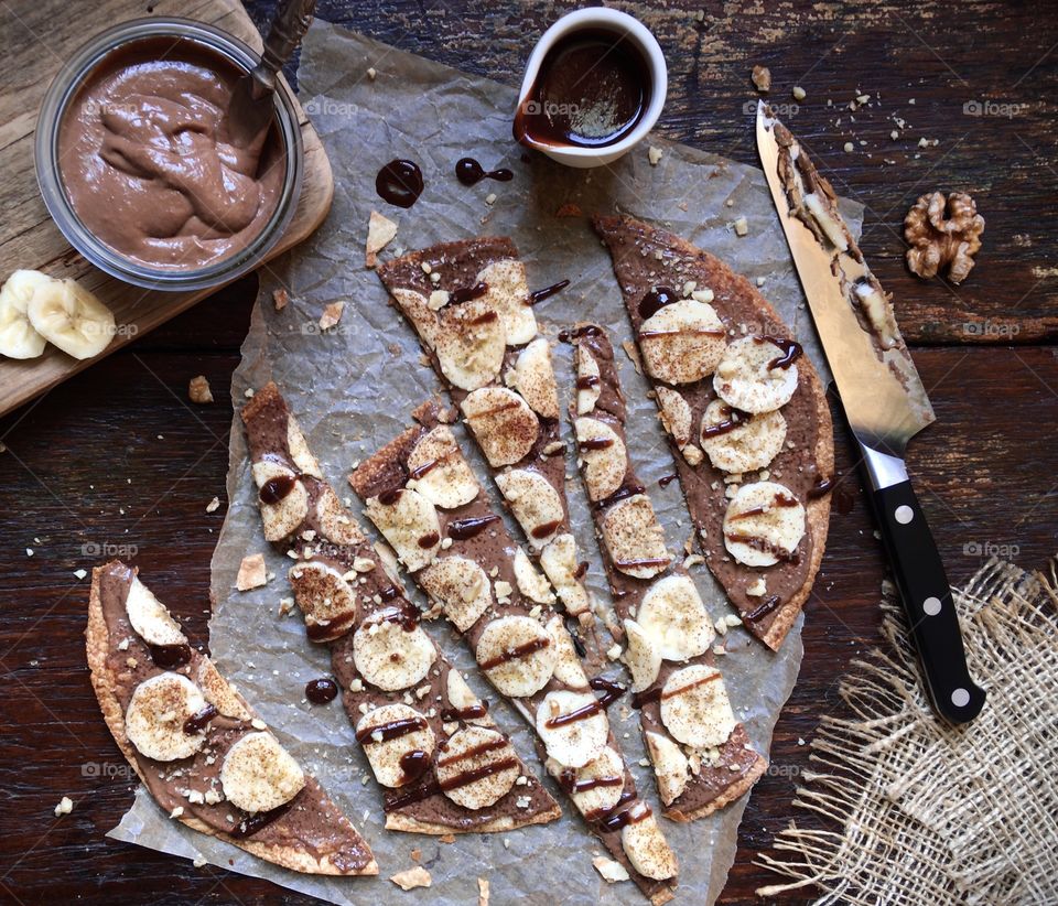 Banana slices and chocolate mousse on crisp