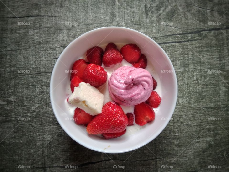 Bright breakfast with strawberries and marshmallows