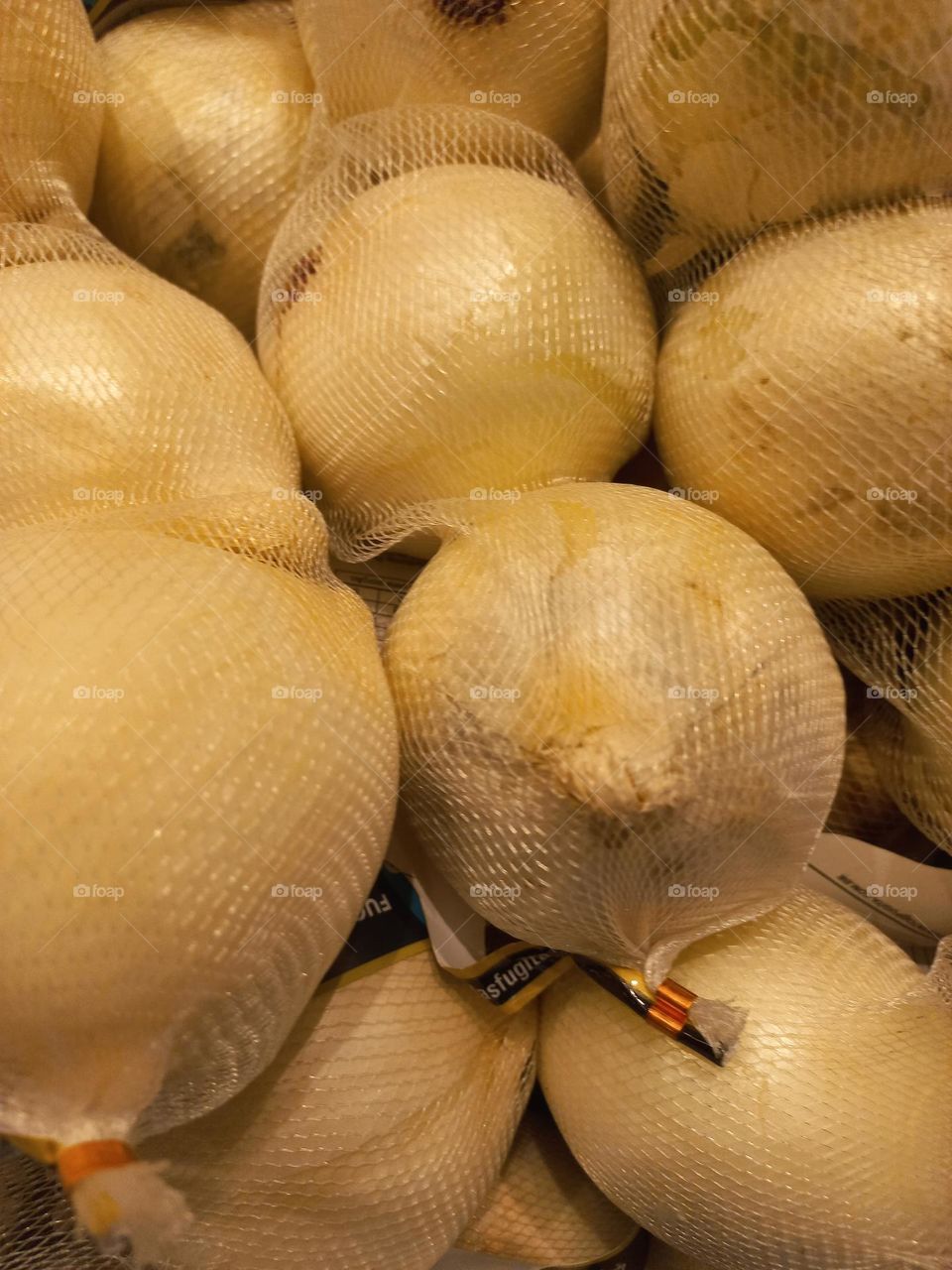 A cebola branca é rica em  cálcio, vitaminas do complexo B, como B1 e B2, é o tipo mais popular, com aroma  e sabor forte e, é menos calórica