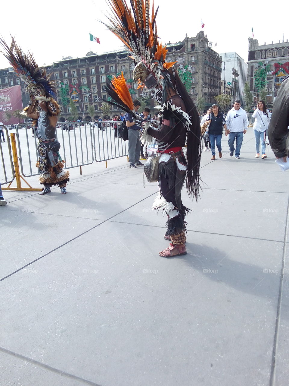 personas vestidas con atuendos regionales y tradicionales de México, foto tomada en el zócalo de la la ciudad.