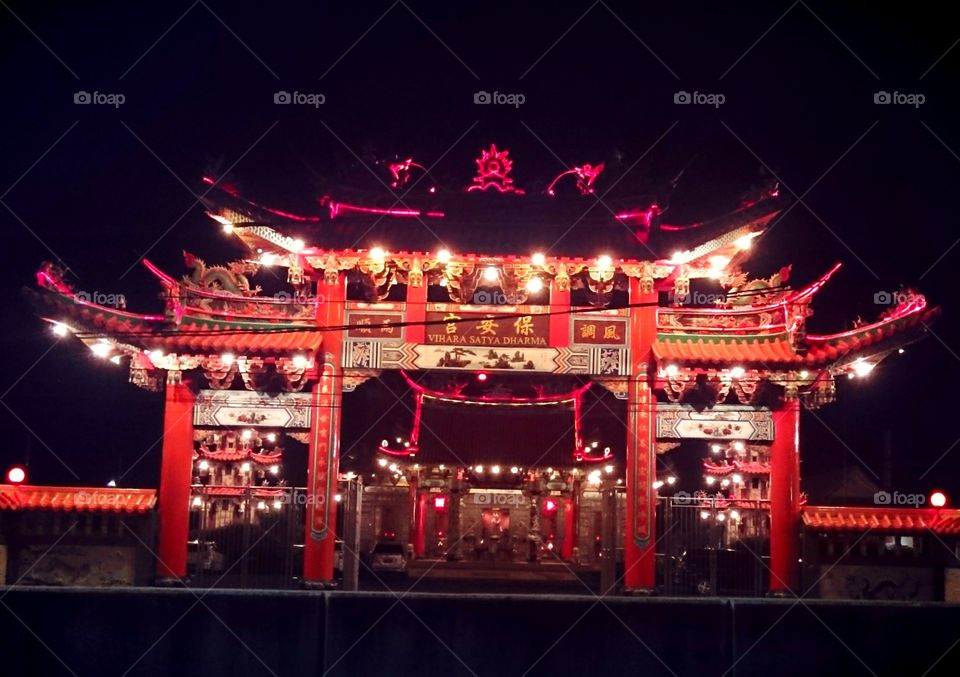 the red in black . was at the middle of the night, the temple was attracted me to take a shot 