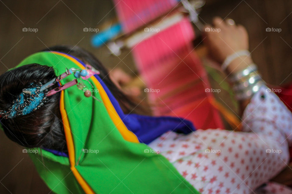 A member of the longneck tribe weaving 