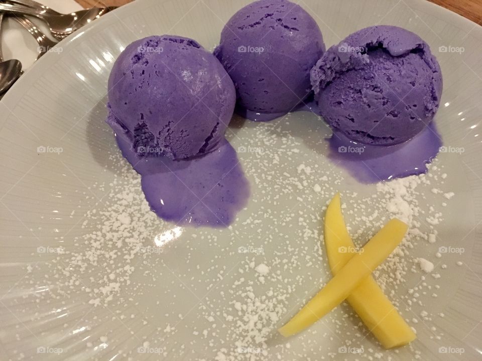 Ube ice cream and mango.