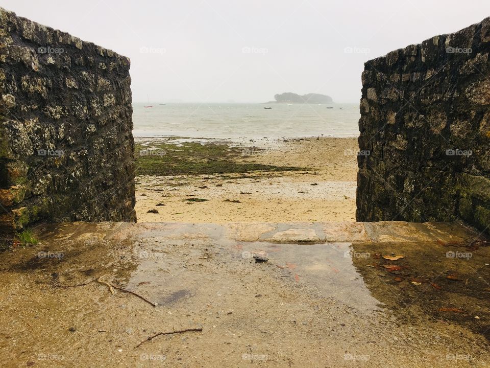 Plage bretonne sous la pluie à marée basse 