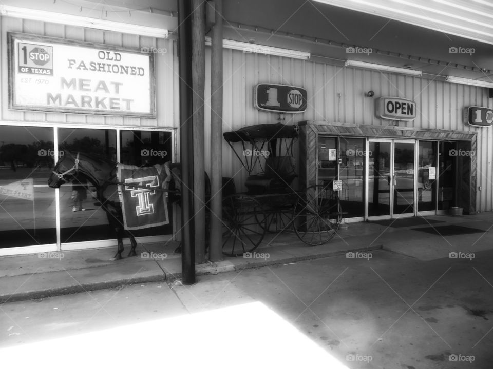 horse 🐴 and carriage. This is a picture of a horse and carriage that I saw on my way to Jacksboro Texas