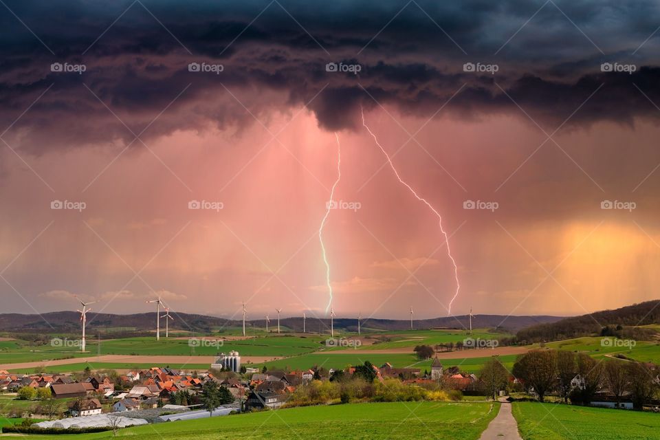 Unwetter Gewitter und Blitze mit Fallstreifen