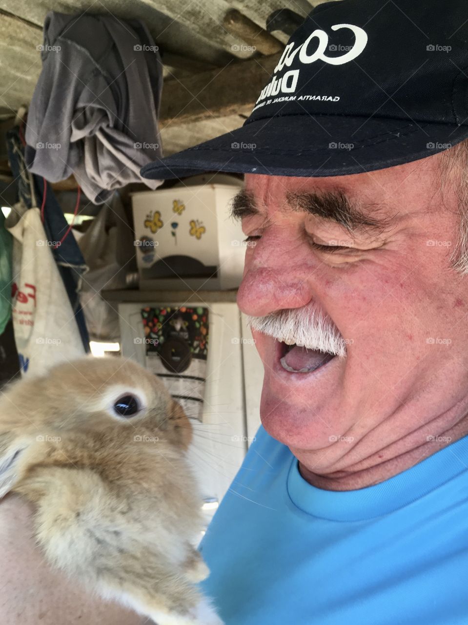 Grandpa Lili's face playing with the rabbit is amazing.  Nature allows us this wonderful combination. / A cara do vovô Lili brincando com o coelho é sensacional. A natureza nos permite essa combinação maravilhosa.