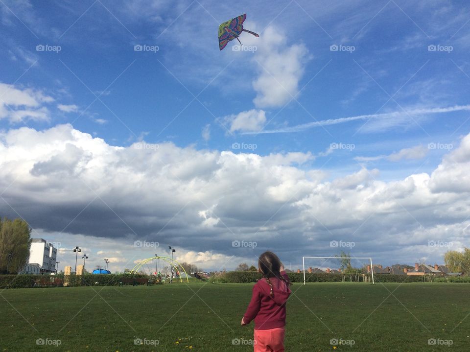 Flying a kite . Kids 
