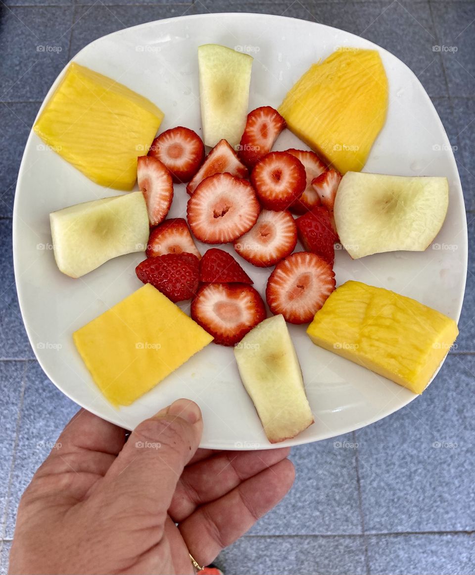 Foap Missions - 🍓 🍑 🥭-🇺🇸 Delicious fruit time! Who wants peaches, strawberries and mangoes? Hmm… vitamins and fiber that help us a lot! / 🇧🇷 Hora deliciosa das frutas! Quem quer pêssego, morango e manga? Hum… vitaminas e fibras que nos ajudam muito!