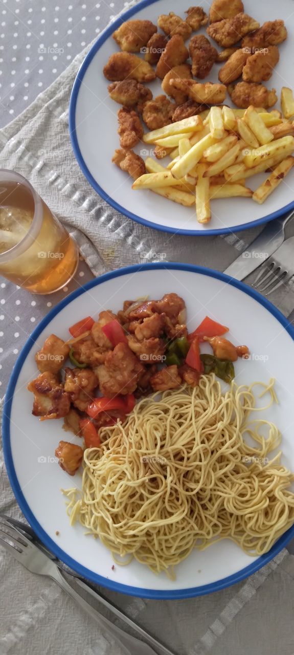 pollo empanizado, patata frita, fideos chinos y pollo agridulce, limonada.