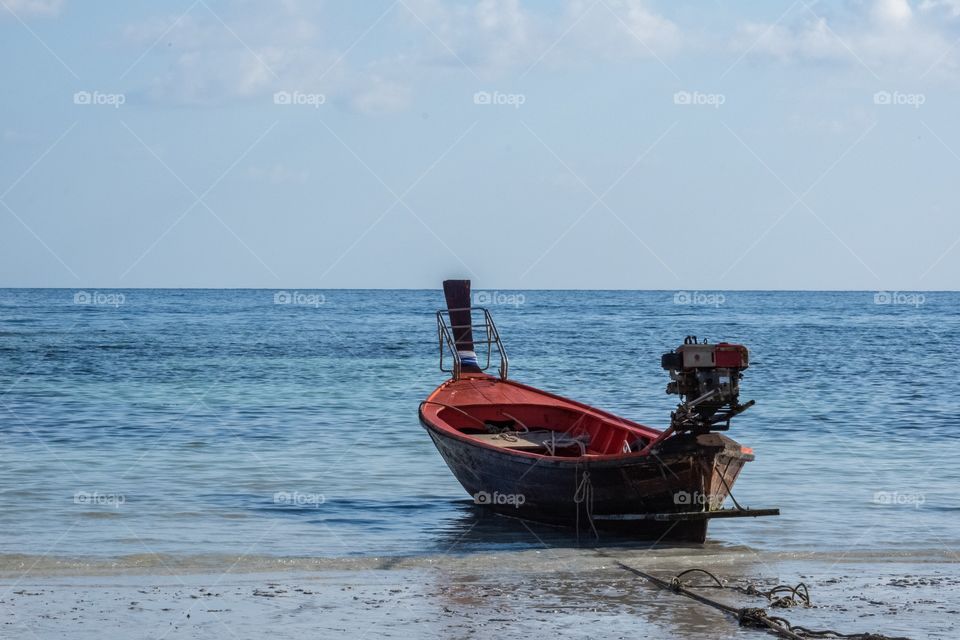 Small boat don’t fear to travel in the big sea