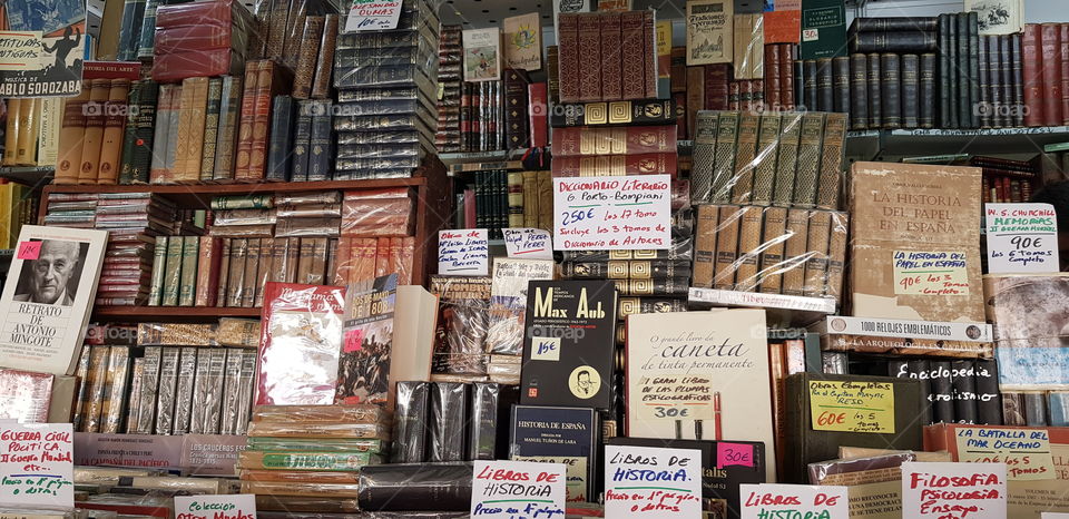 Paseo de Recoletos, Madrid vintage books selling